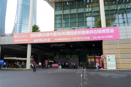 看現(xiàn)場(chǎng) | 8大展館、2500+參展企業(yè)、20+論壇發(fā)布秀， 第32屆中國(guó)（杭州）國(guó)際紡織服裝供應(yīng)鏈博覽會(huì)盛大開幕！